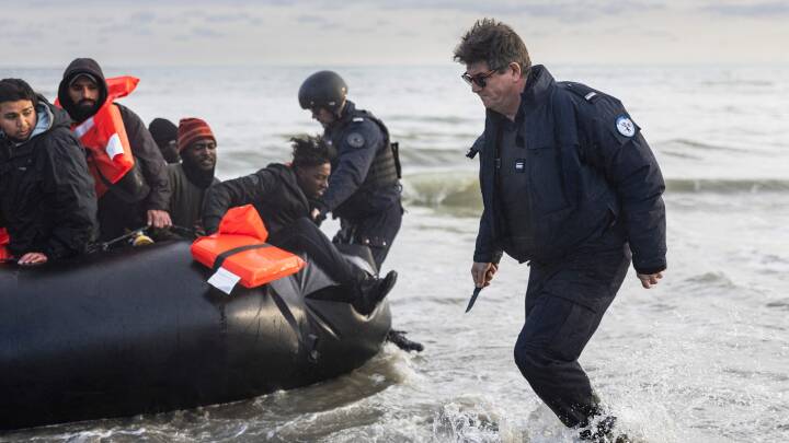 Fransk politi bruger peberspray mod migranter og punkterer deres båd med kniv