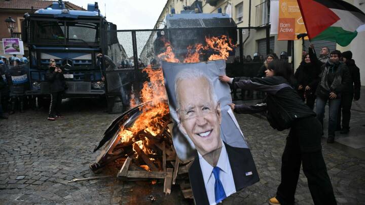 Demonstranter sætter ild til billeder af G7-ledere forud for klimamøde