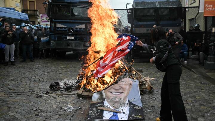 Demonstranter sætter ild til billeder af G7-ledere forud for klimamøde