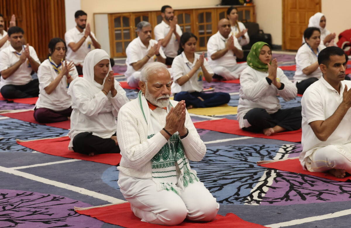 HAPPY INTERNATIONAL YOGA DAY! (Danish article, use Google Chrome for instant translation — or just enjoy all the lovely pictures!) ๐