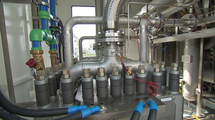 Vandbaseret elektrolyse her i anlægget Hydrogen Valley i Hobro. Her bliver vand (H2O) udsat for strøm fra vindmøller eller solcelleanlæg, som spalter molekylerne. Ud på den anden side kommer ren ilt og ren brint. En proces, man også kalder for flydende el.