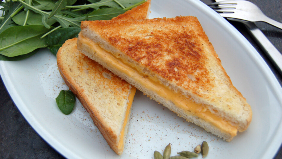 Opskrift toast med ost - og skinke - grilled cheese | Mad | DR