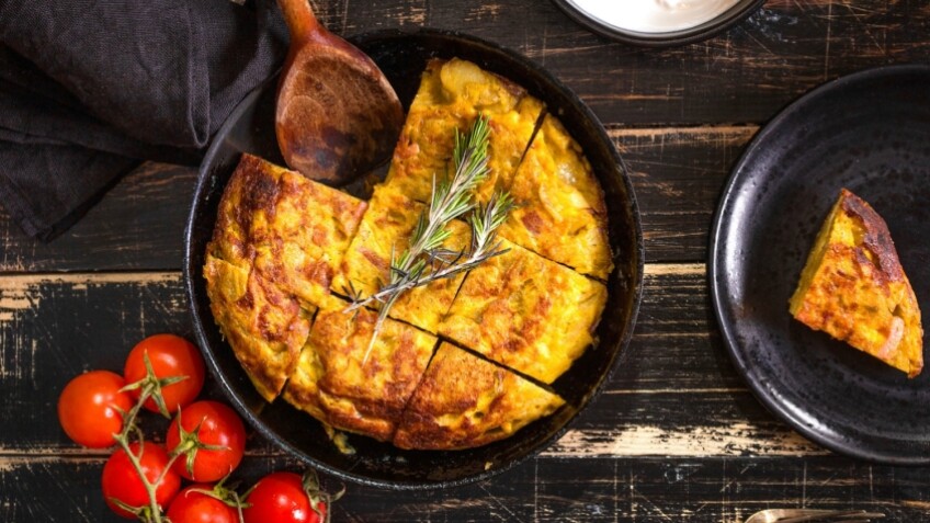 Spansk omelet med - opskrift Oliver | Mad |