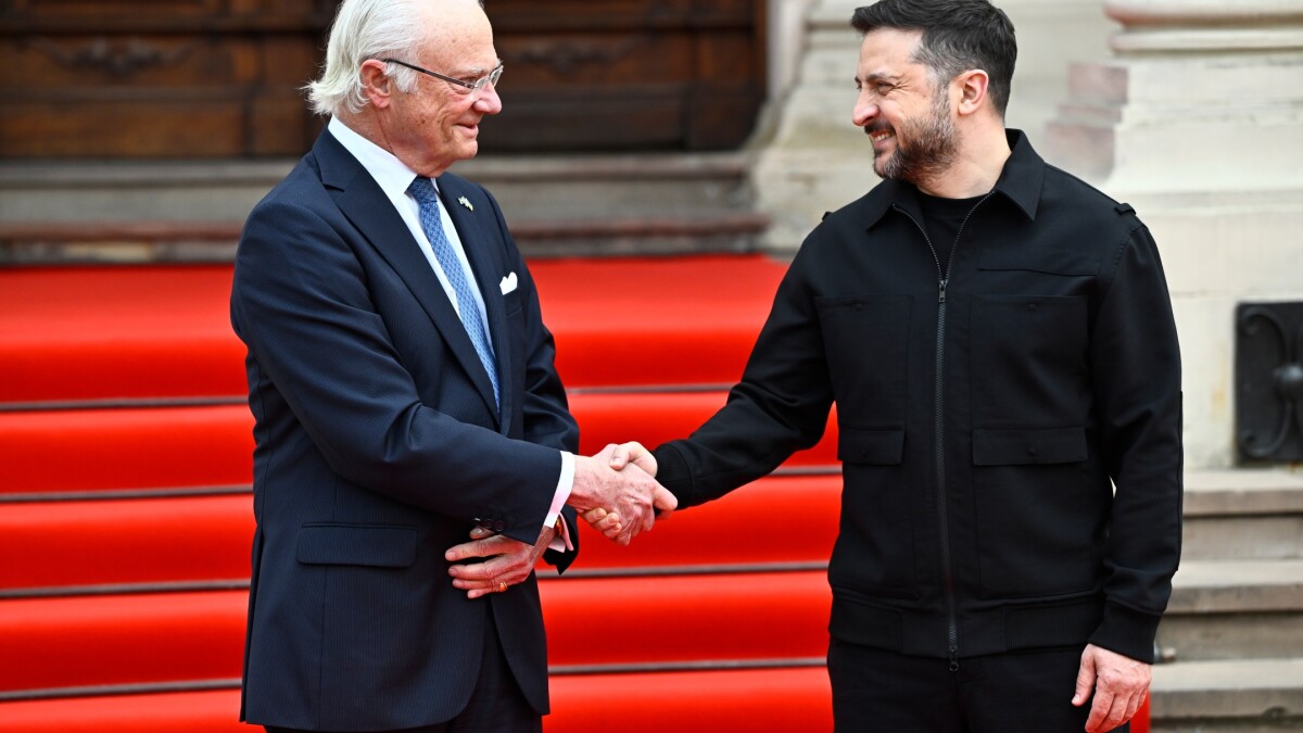 Sveriges kong Carl Gustaf er i Ukraine og mødes med Zelenskyj