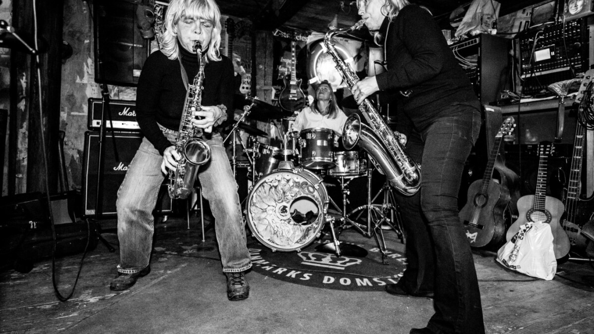 De er kendt for deres vilde koncerter – nu har deres mødre også startet deres eget punkband