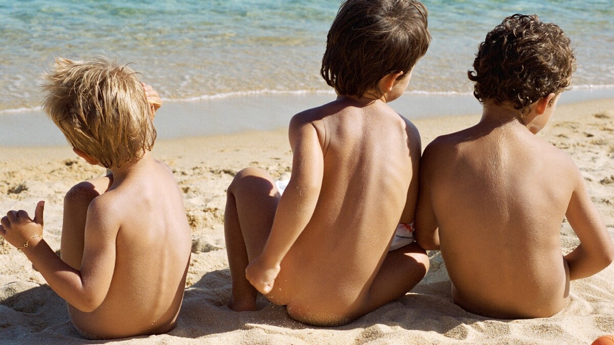 Дети в бассейне. "культуру свободного тела" (fkk). Дети в купальниках на море. Натуризм. Голышки.