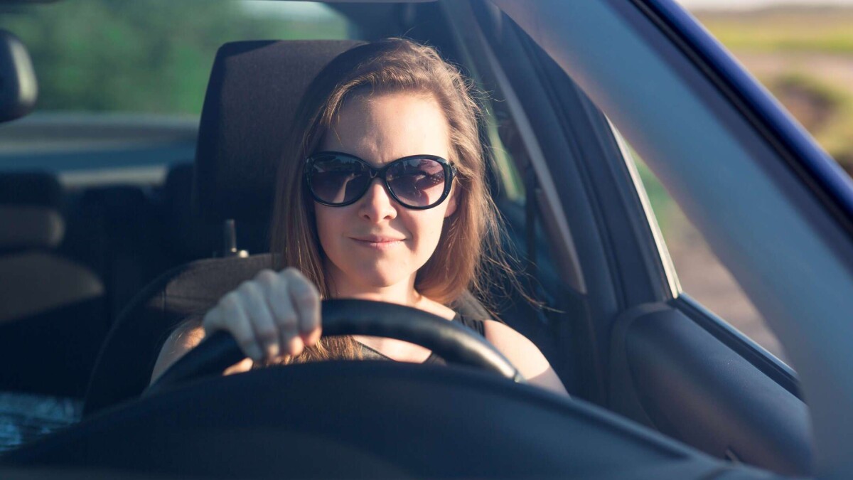 Look she a car. Beautiful woman Driving with Sunglasses. Селфи рыжей девушки близко в солнечных очках в машине Шкода.