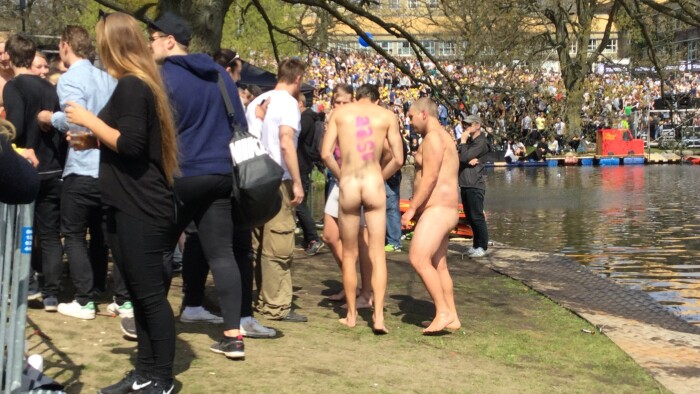 Nøgne studenter