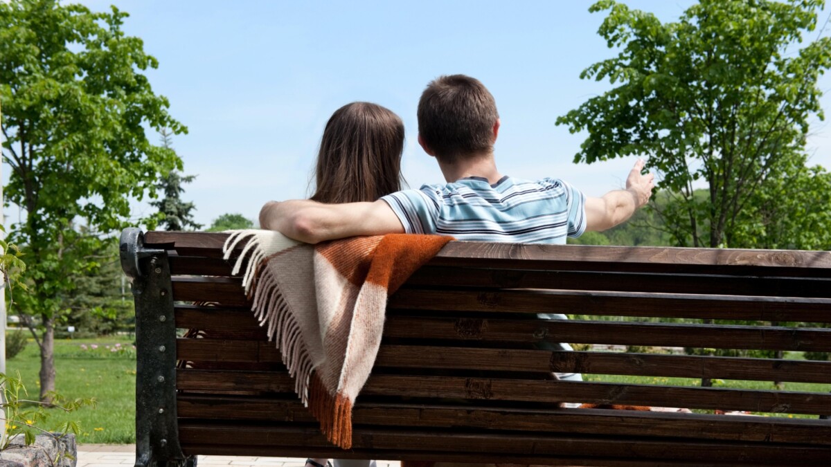 Осенняя фотосессия пары прогулка. Пара одеял в парке. Пара одеял в парке. Пары на скамейке. Пара одеял в парке.