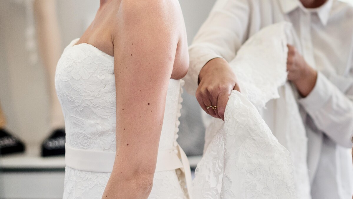 trappe krave til Butikker indfører gebyr for prøvning af brudekjoler | Indland | DR