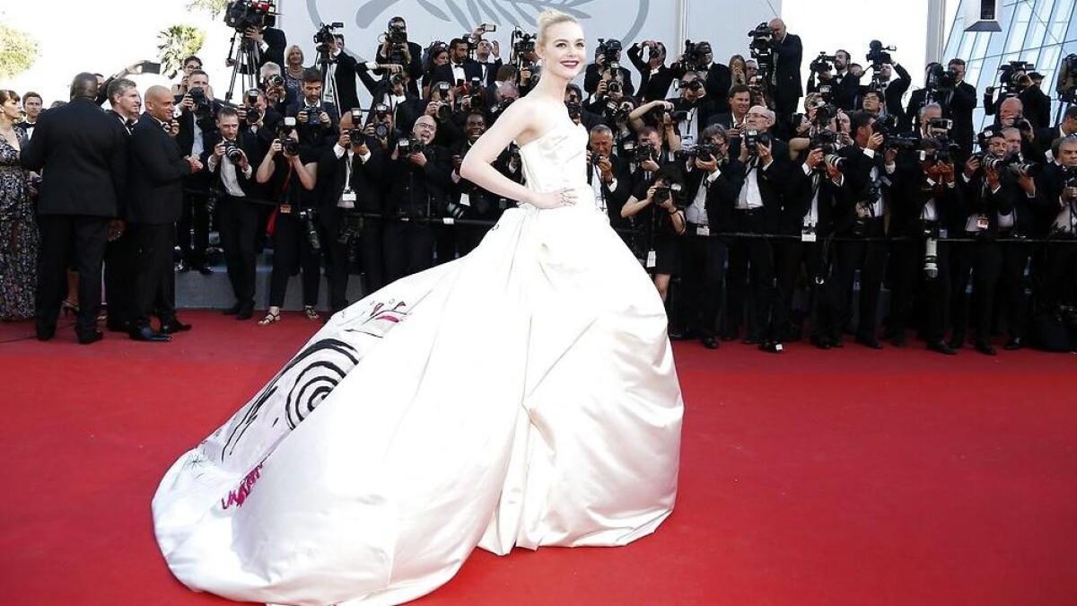 Billeder den røde løber: I Cannes klæder stjernerne sig mere | serier | DR