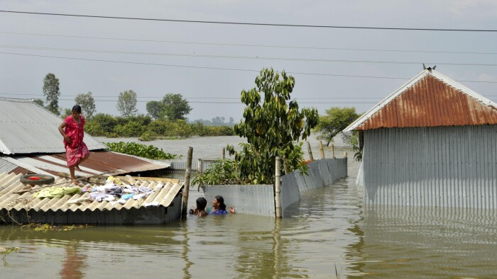 Årtiets oversvømmelse i Asien: 1,8 mio. børn kan ikke komme i skole | Udland DR