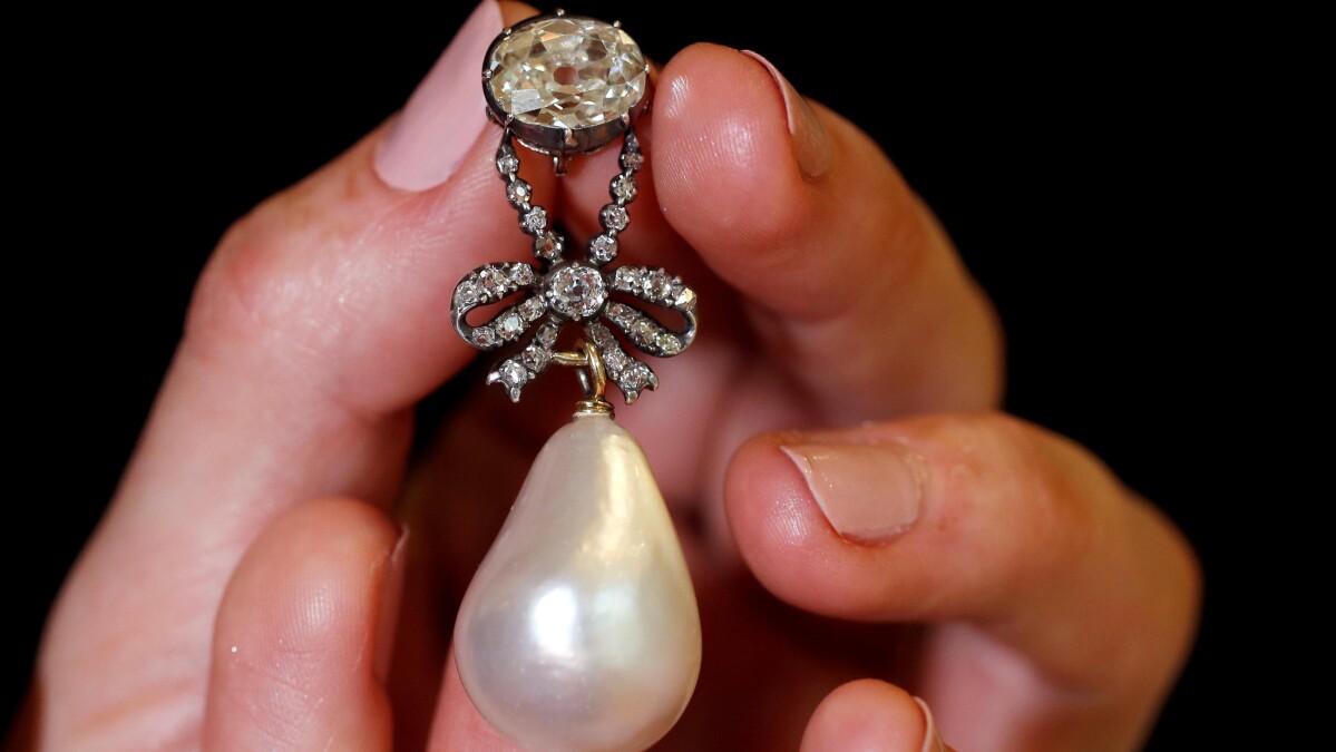 Dyreste perle nogensinde: Marie Antoinettes vedhæng slår alle rekorder på auktion Udland | DR