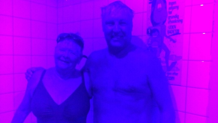 Har vasket dig godt UV-lys i svømmehal skal afsløre bakterier | Sjælland | DR