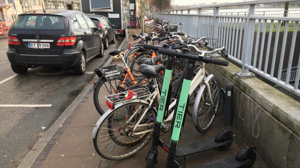 Københavnere er frustrerede: El-løbehjul står parkeret uden tilladelse i byen | København | DR