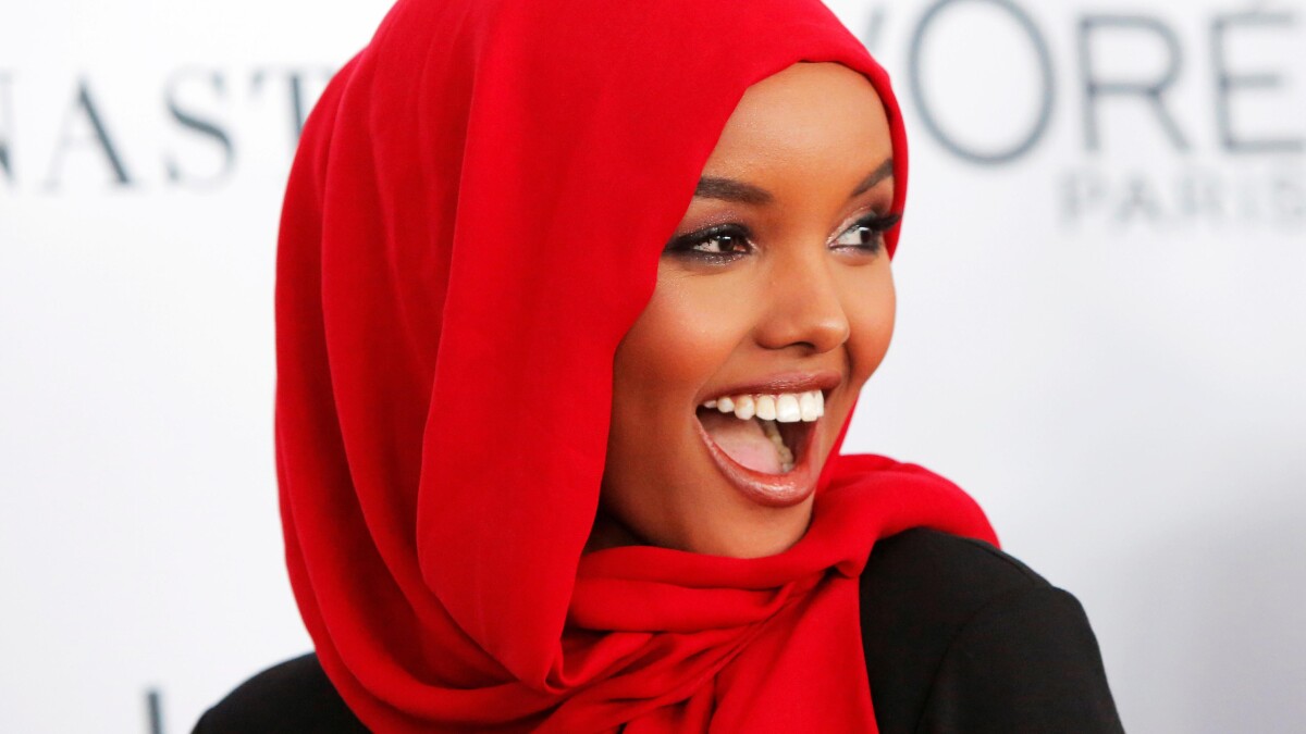 Kunne alle racisterne ikke holde en uges ferie?': i hijab skaber vild debat på nettet | Kultur | DR