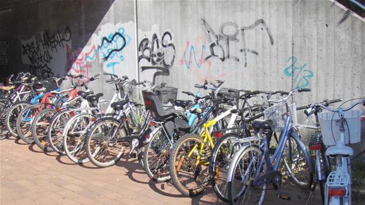 Københavns gader flyder med efterladte cykler: Indsamler hvert år København | DR