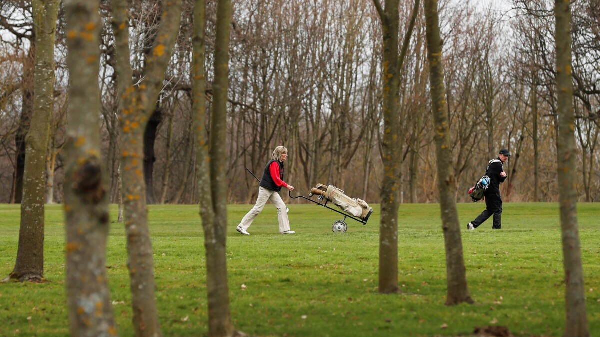 Statsministeren opfordrer danskerne til at blive indendørs, mens golfklubberne fortsætter deres aktiviteter.