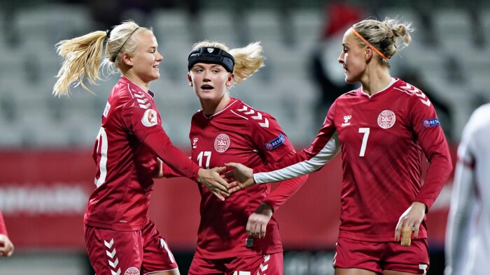hektar profil forberede Nu bekræftes det: EM i fodbold for kvinder rykkes til 2022 |  Kvindelandsholdet | DR