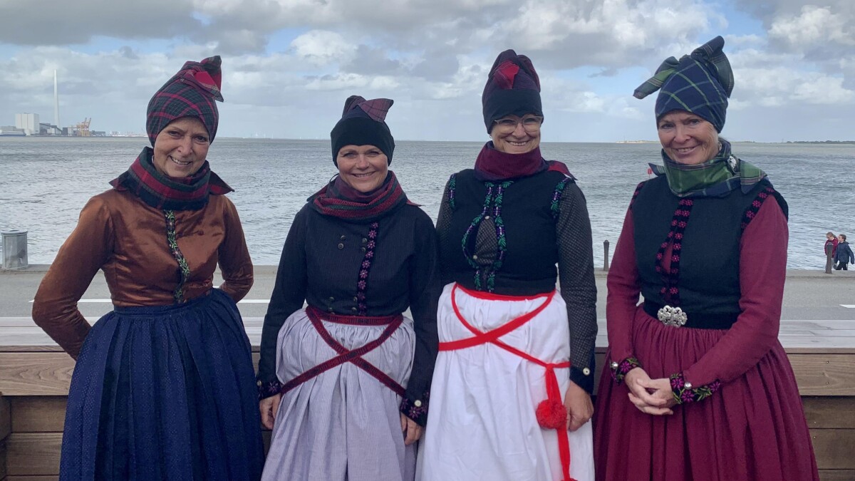 Genveje evig Ti år På Fanø har klæderne været tilpasset det barske vejr i over 200 år: 'Det  her er rigtigt Fanø-vejr' | Vejret | DR