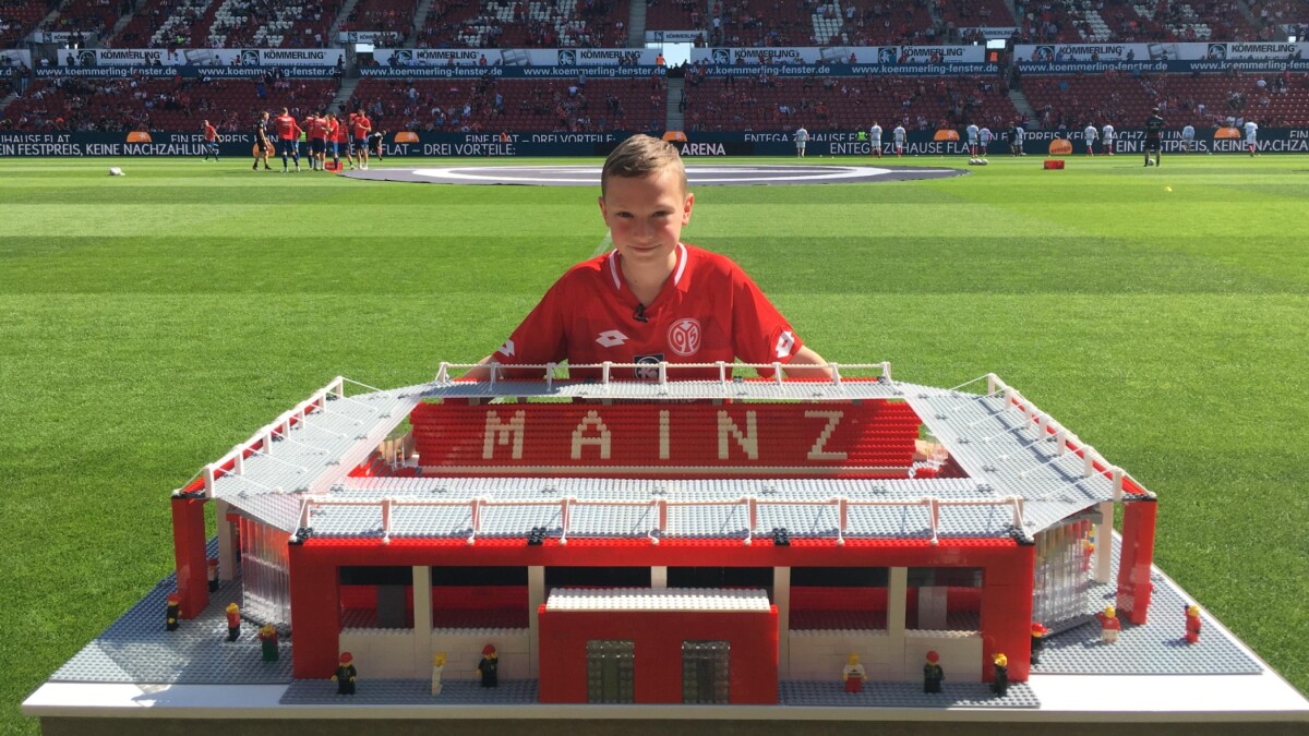 Teasing Genre Adept 12-årige Joe elsker Lego, tyske stadions og bratwurst: Bygger Lego-stadions  til Bundesliga-klubberne | Fodbold | DR