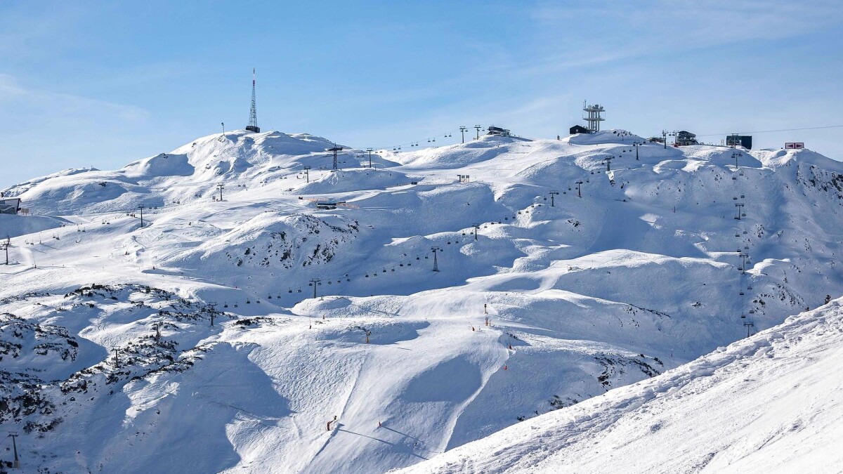 Unge skiturister fester nedlukket | Udland | DR