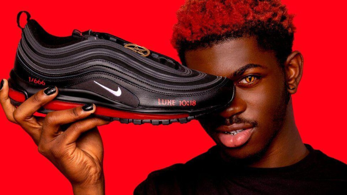 Nike ser Sagsøger rappers satan-sko med menneskeblod i sålen | Musik | DR