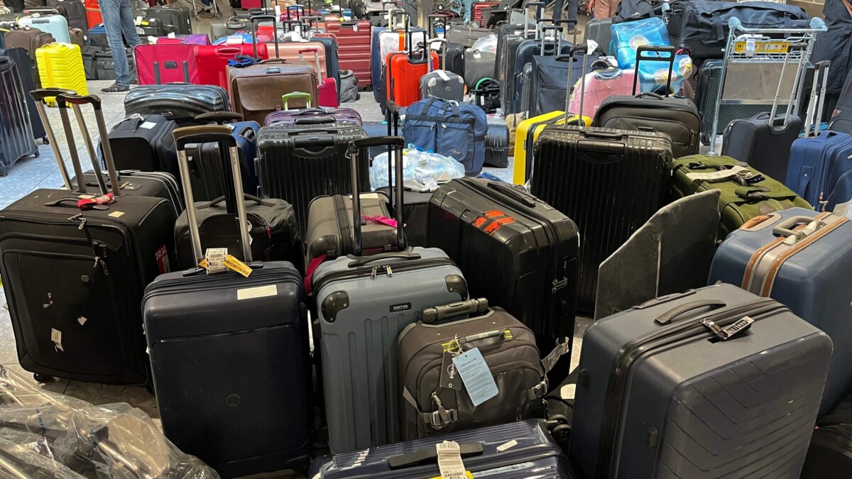 Masser af os rejser på ferie men det er sikkert, kufferten kommer med | Indland | DR