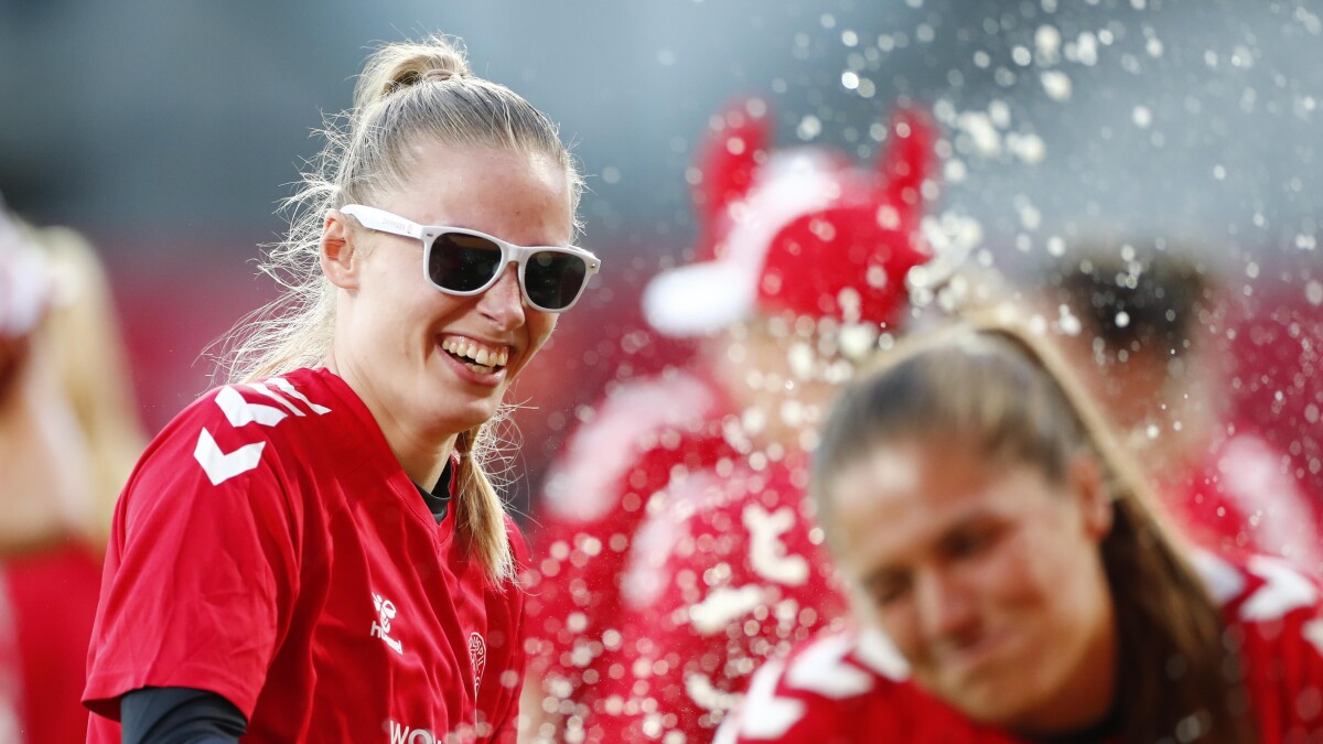 George Stevenson Elevator Fjernelse Se landsholdet fejre VM-billet med solbriller og vikingehjelme | Seneste  sport | DR