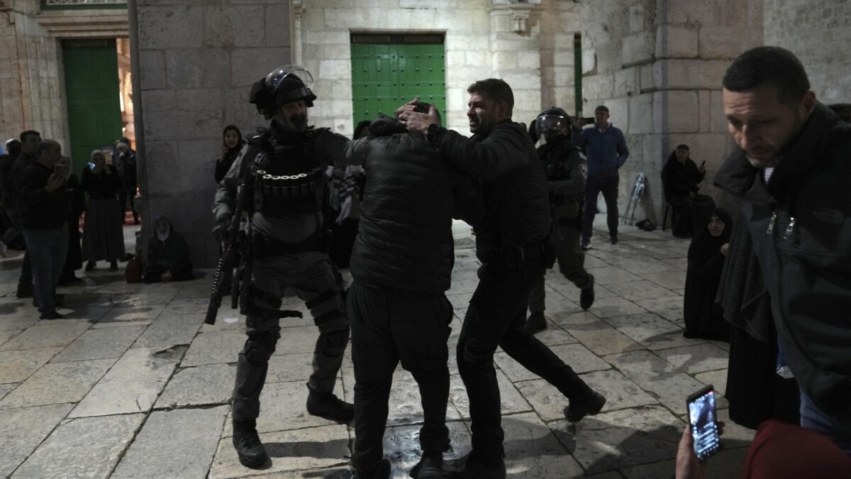 politi rykker ind og sårer flere ved Al-Aqsa-moskéen Nyheder | DR