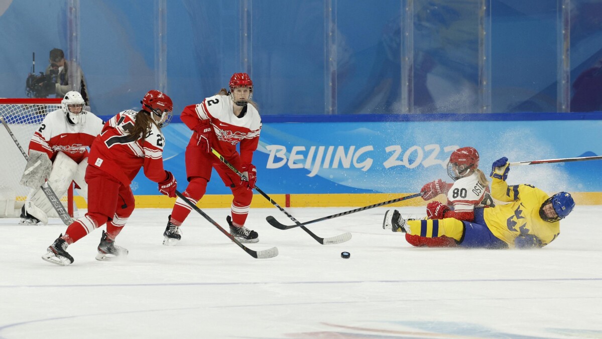 Det danske landshold tabte til Sverige i deres første ishockeykamp ved VM.