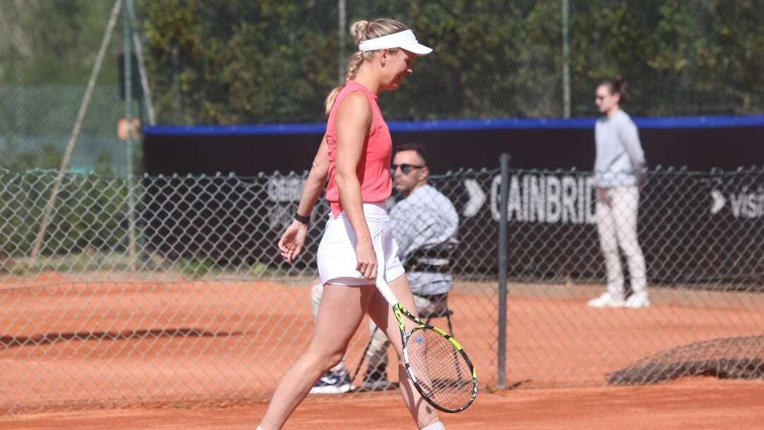 Wozniacki, ramt af sygdom, trækker sig fra sin første landskamp i ni år.