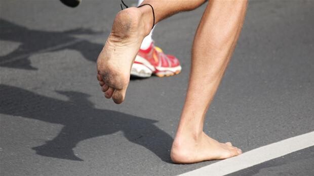 Босые ноги мужские. Стопа человека. Плантарный фасциит и плоскостопие. Стопы ног. Растяжка стопы.