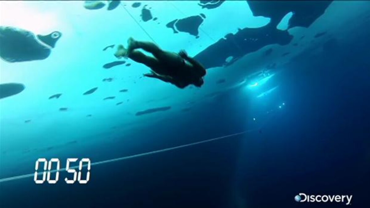 VIDEO: fridykker svømmer 76 meter under isen | Sport