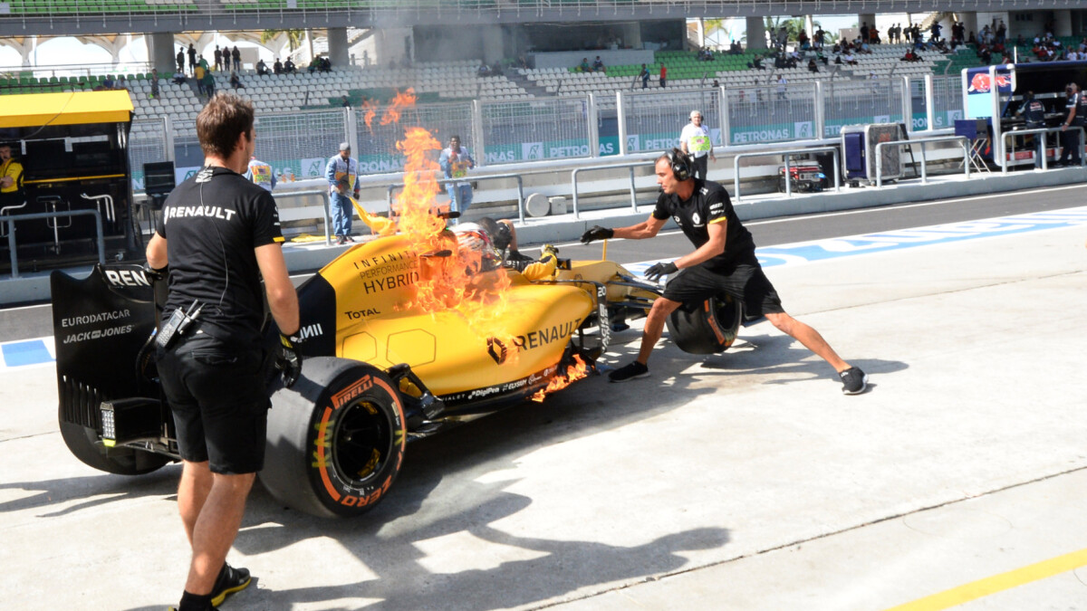 Pris tendens svovl BILLEDER Kevin Magnussen må springe fra flammerne | Formel 1 | DR