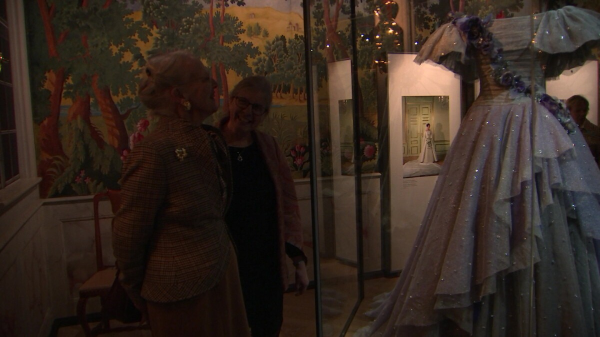 syg Repræsentere Dronning 37 kjoler og 42 hatte: Dronningen udstiller sin garderobe i Den Gamle By |  Østjylland | DR