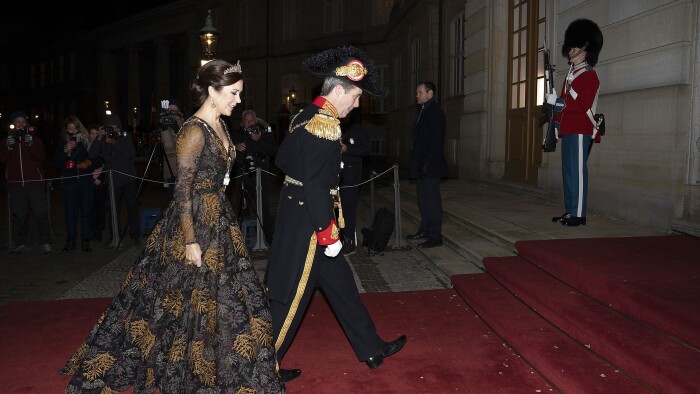 Silke, og sorte blonder: Se festtøjet fra dronningens | Indland |