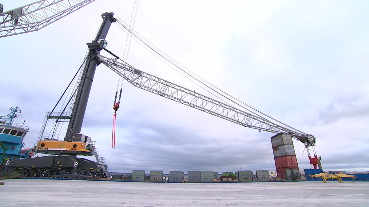 Verdens største mobile havnekran står nu på Koster 50 millioner kroner løfter mere end 300 ton | DR