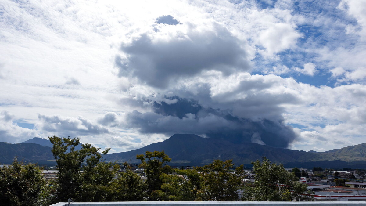 Ride kabine Frugtbar En af verdens største aktive vulkaner er gået i udbrud: Sendte aske flere  kilometer op i luften | Udland | DR