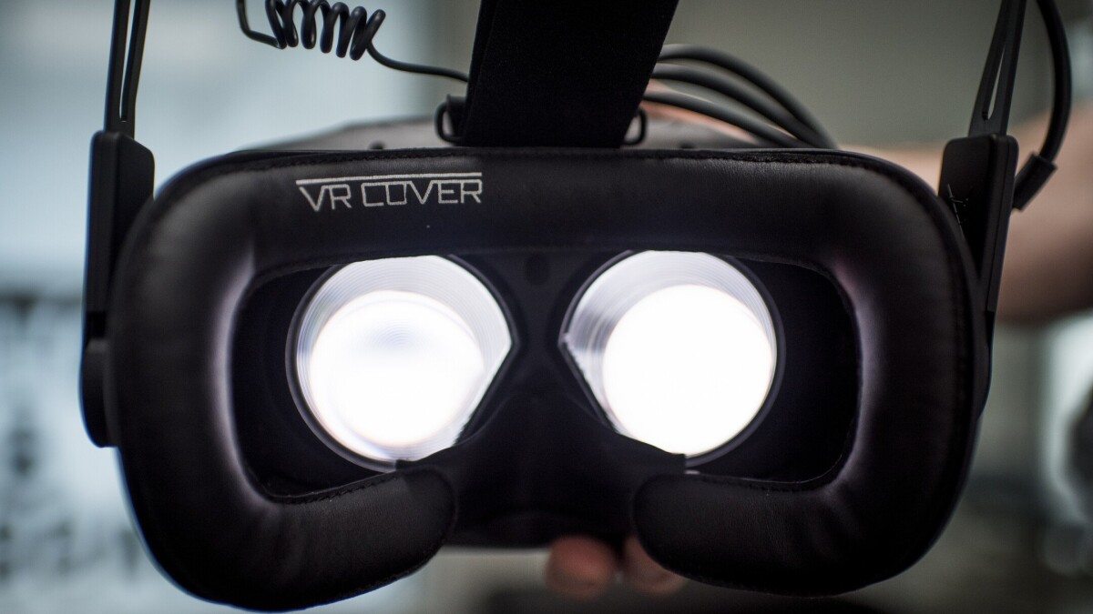 Mennesker med ser frygten i øjnene med VR-briller Nyheder | DR