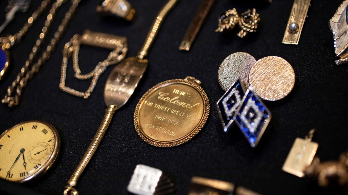 synet Blitz Krydderi Elvis Presleys smykker skal på auktion: Meget er indleveret af Elvis'  tidligere kone | Nyheder | DR