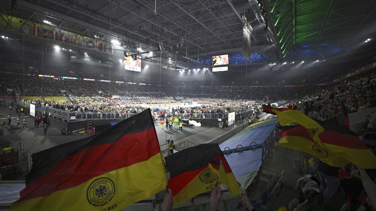 Billeder viser tyske og schweiziske håndboldfans, der har sat ny tilskuerverdensrekord.