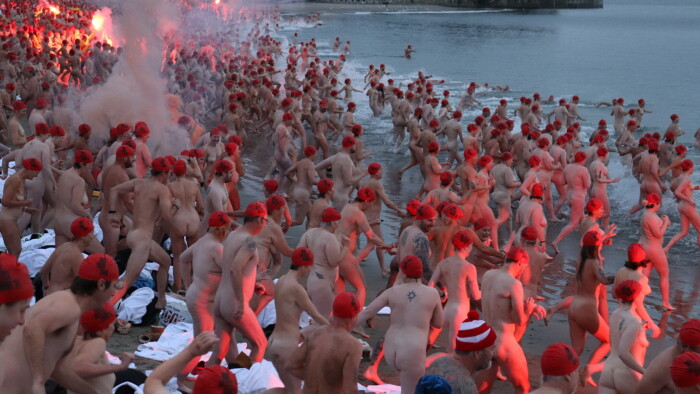 NUDE AUSTRALIANS CELEBRATE WINTER SOLSTICE! (Danish article, you may need Google Chrome for instant translation — but on the bright side, this is not a heavily censored American news site like CNN and Fox, so you get to see real naked people) 🥳