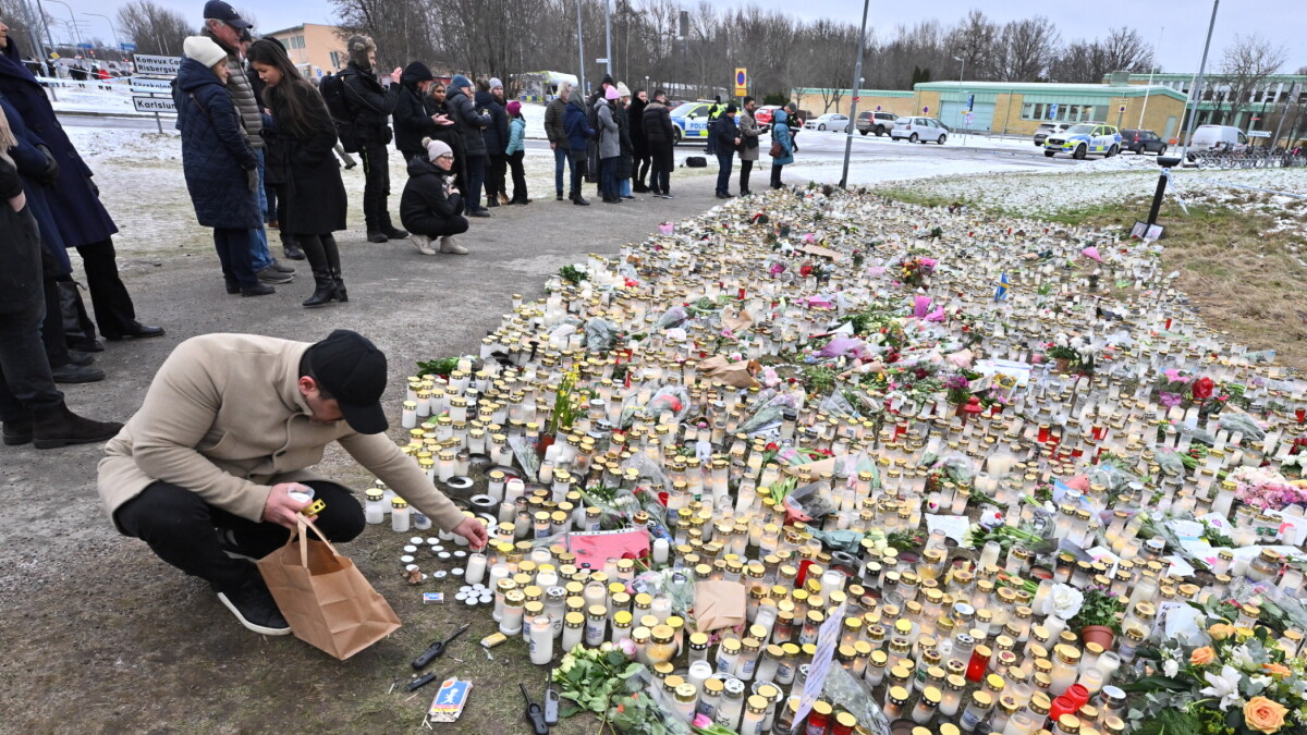 Suedezi depun flori și aprind lumânări în memoria victimelor atacului armat la școală   