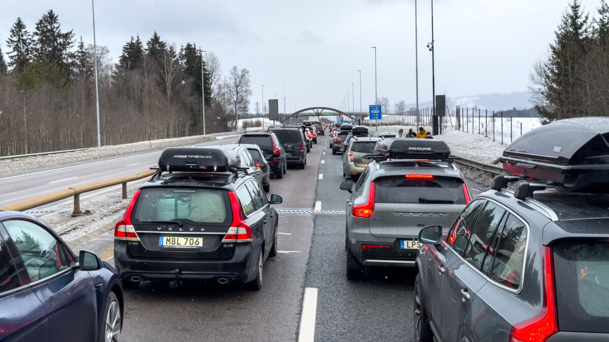 Alunecarea de teren închide autostrada și provoacă un lung șir de mașini în Norvegia   