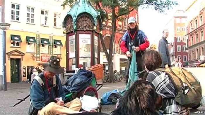 Betjente forbydes at tage penge fra hjemløses lommer | Indland | DR