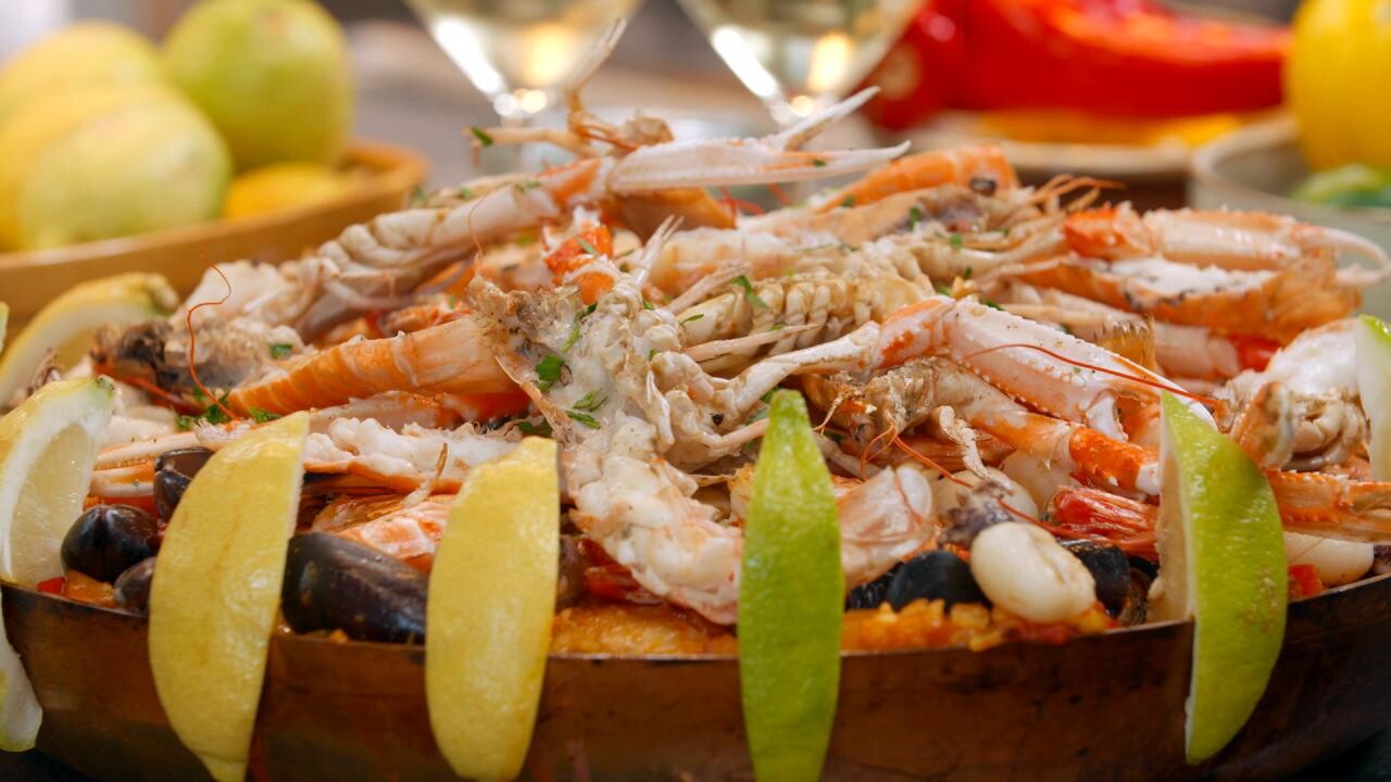 Paella mixta Få Brødrene Prices opskrift her Mad DR