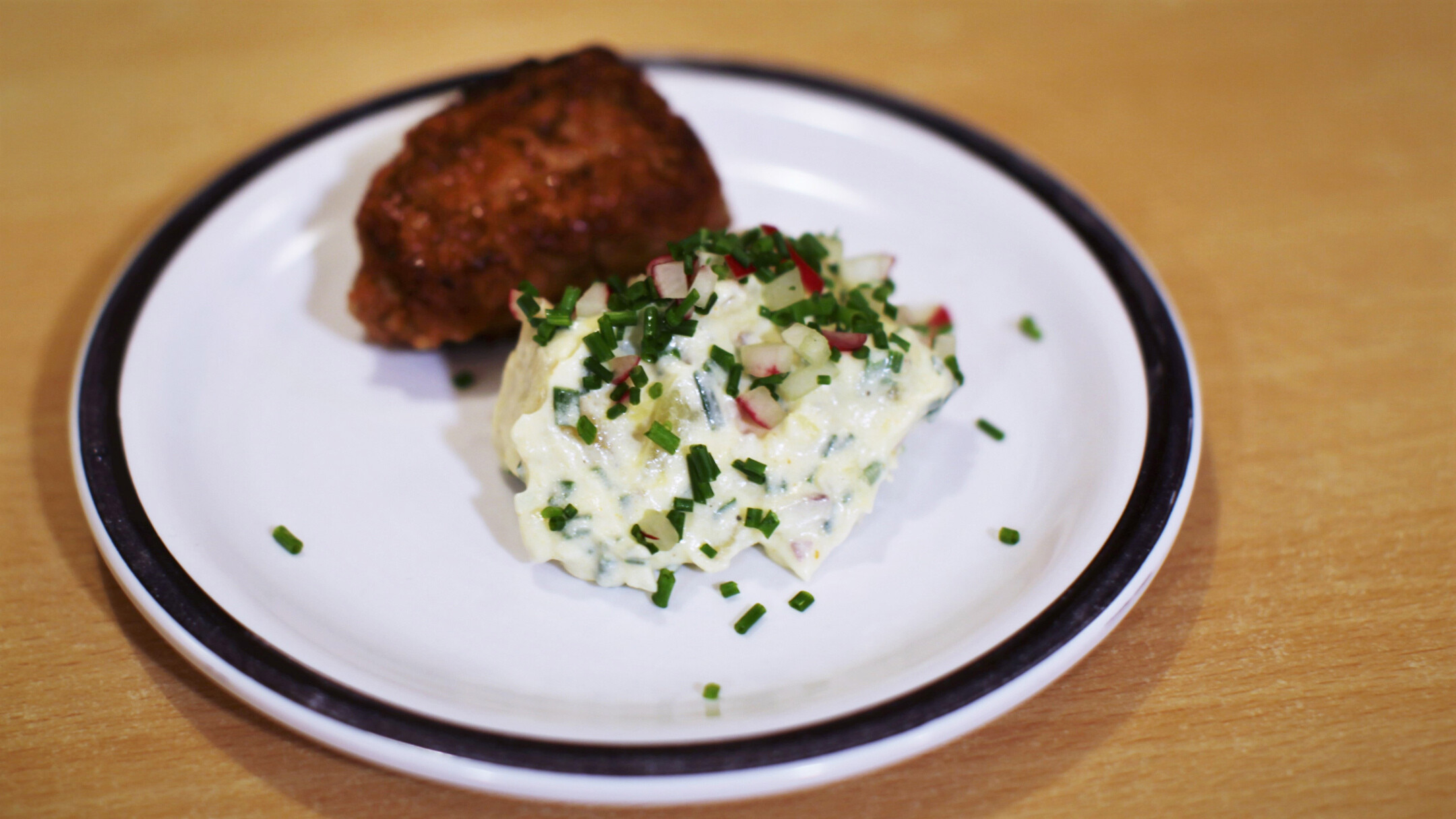 Mormors frikadeller med kartoffelsalat Få opskriften her Maddysten