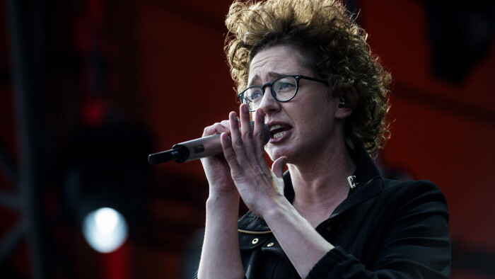 VIDEO Se Marie Key spille 'Uden Forsvar' på Orange | Roskilde | DR