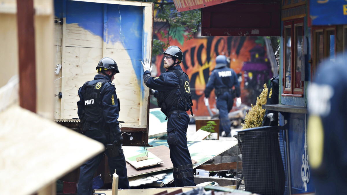 Billeder Politiet Fjerner Boder Med Hash På Christiania Indland Dr 